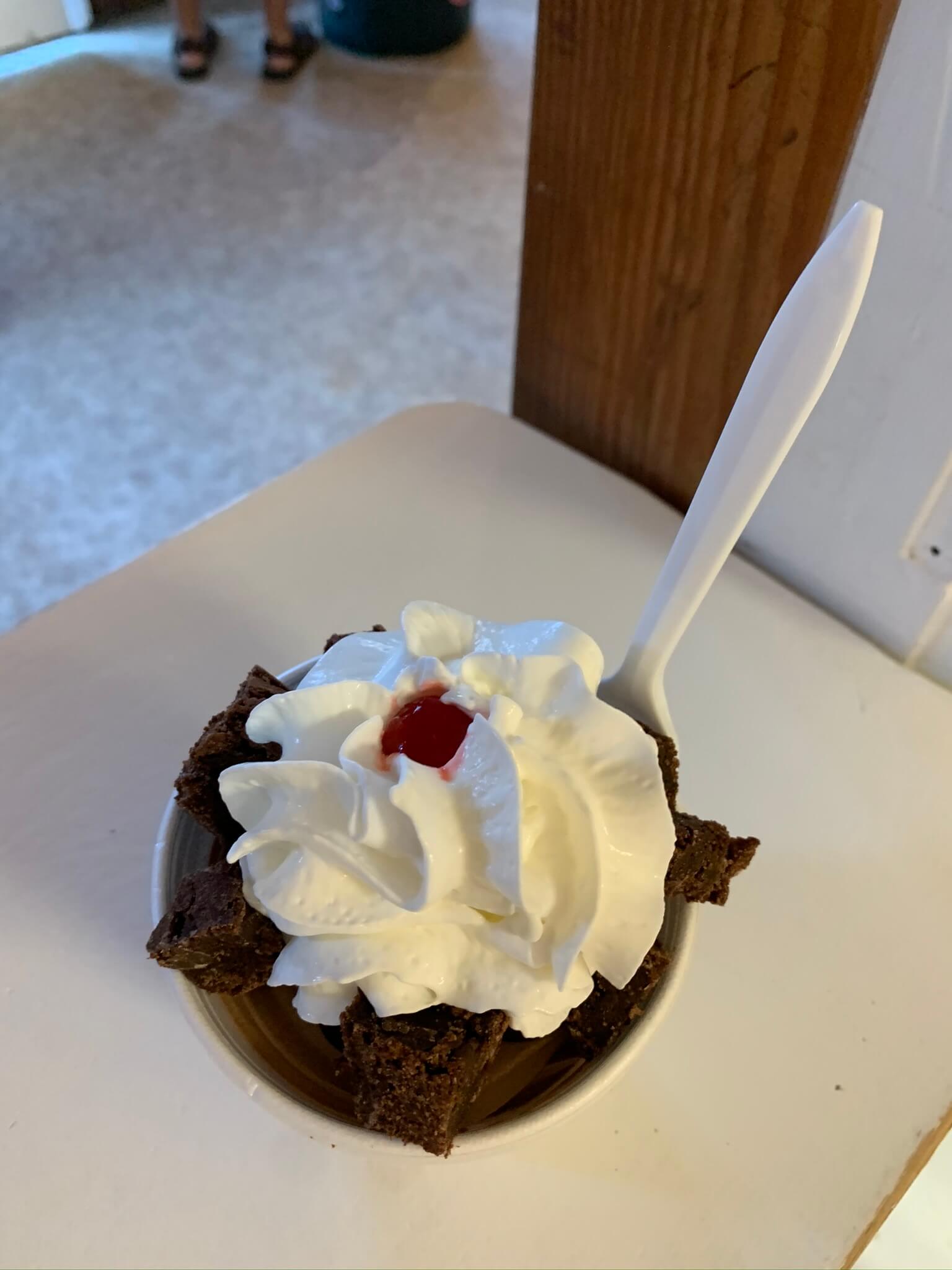 Gruto's brownie sundae served in a white cup